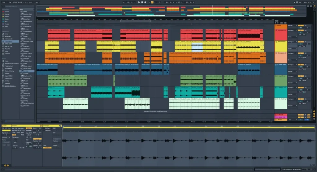 Capture d'écran d'Ableton Live 12 en vue arrangement. On voit un montage avec des pistes et des clips dans le mode arrangement d'Ableton Live. En bas de l'image l'éditeur audio d'Ableton live est ouvert et affiche le contenu d'un clip.