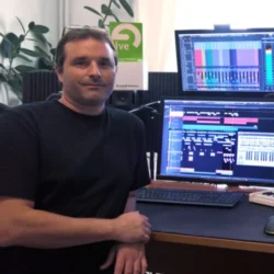 Ceci est une photo de Fabien Fouet dans son Home Studio à Dijon. On aperçoit 3 deux écrans d'ordinateur affichant un montage audio dans Nuendo 14.