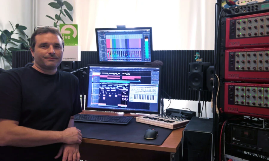 Ceci est une photo de Fabien Fouet dans son Home Studio à Dijon. On apreçoit 3 rack de Nord Modular et deux écrans d'ordinateur affichant un montage audio dans Nuendo 14.