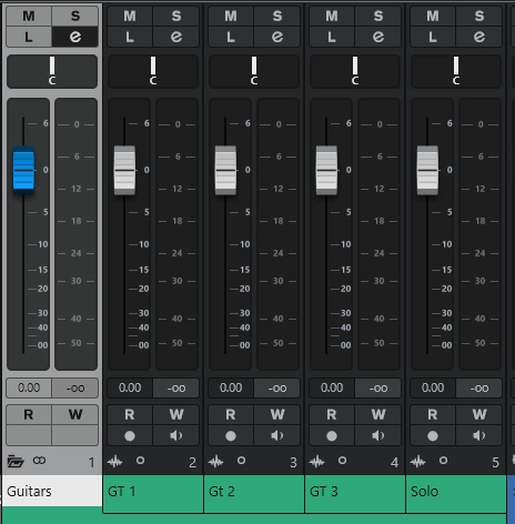 Cubase 15.0.20 – MixConsole affichant le canal de groupe de la piste répertoire Guitars à gauche, avec les quatre canaux audio GT 1, GT 2, GT 3 et Solo routés automatiquement vers ce bus